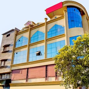 Flagship Hotel Radhika Majestic Manmad Exterior photo