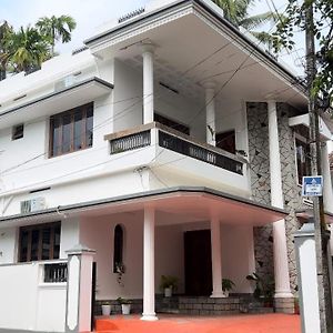 Apartamento Hosted By Resmi Jayalal Kochi Exterior photo