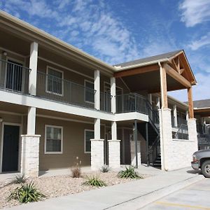 Eagle'S Den Suites Carrizo Springs A Travelodge By Wyndham Exterior photo