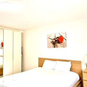 Large Room In Schuttrange Free Parking 10Mins To Airport Excellent Customer Services Luxemburgo Exterior photo