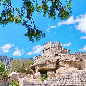 Magnífico Castillo privado, elevado en la roca Villa La Cabrera Exterior photo