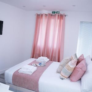 Apartamento Harrow Luxury Flat With Free Parking. Londres Room photo