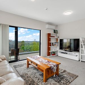 Apartamento Sleek Vista Townhouse With Deck And Air-Con Auckland Exterior photo