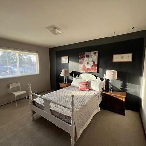 Large Artistic Double Bedroom Delta Exterior photo