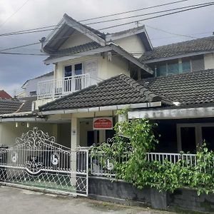 Oyo 93859 Saffa 27 Guest House Yogyakarta Exterior photo