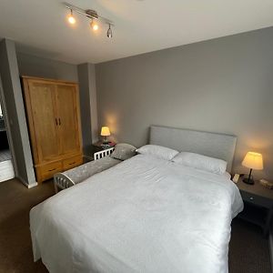 Double Bed Room + Toddler Bed For Kid Dublín Exterior photo