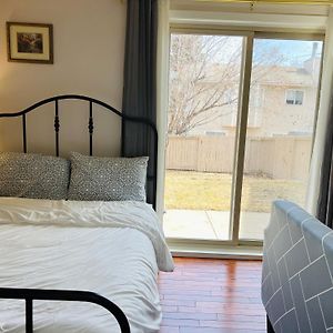 Lily Room Near Golf And Banff Costco Newly Renovated Queen Size Bed Single Bathroom Sofa Tv YYC Exterior photo
