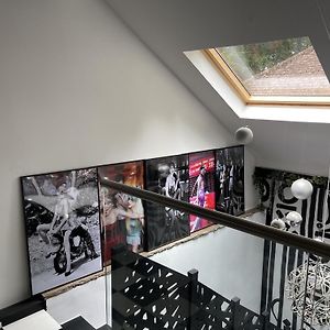 Unique And Artsy Getaway- 4 Bed House In Caterham Villa Exterior photo