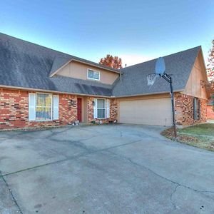 Entire 3 Bedroom With A Pool Tulsa Exterior photo