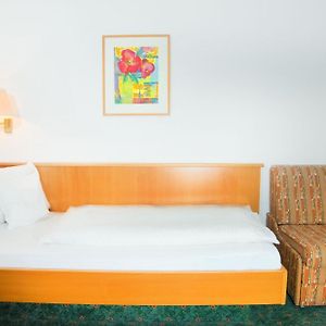 Hotel Zum Hirsch Wertingen Room photo