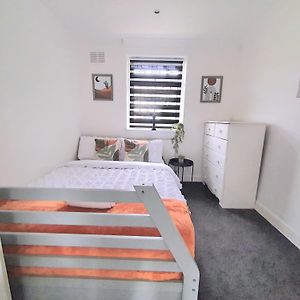 Deluxe Small Double Room - Travelling Professionals Luton  Exterior photo