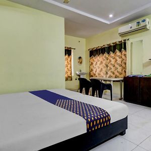 Hotel Spot On Unik Residency Amalāpuram Exterior photo