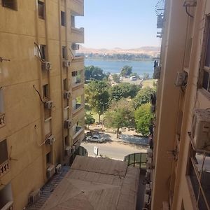 Apartamento شقة مفروشة رائعة كورنيش النيل برج الرياض Naj'al Amrab Exterior photo