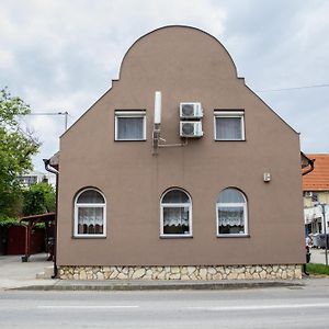 Hotel Fitt Panzió Sásd Exterior photo