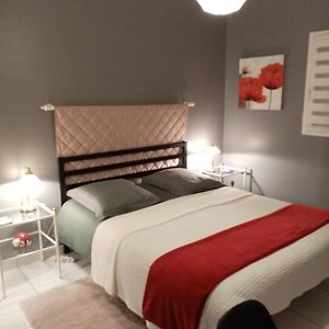 Les Coquelicots Chambre D' Hote Avec Grand Lit Et Salle D'Eau Privative Pour Une Persone Ou Un Couple Bed and Breakfast Vern-sur-Seiche Exterior photo