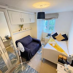 Solus Stay By Windsor, Heathrow, And Pinewood Studio - Comfy Bedroom With Ensuite Bathroom, Wifi, Parking Slough Exterior photo