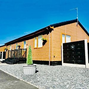 Tulip Cabin With Hot Tub Villa York Exterior photo