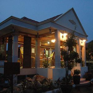 Bukit Keluang Beach Resort Kampung Raja Exterior photo