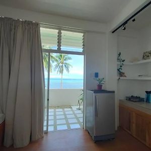 Apartamento Absolute Beachfront Studio With Kitchen & Balcony Balabag  Exterior photo