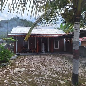 Town Hostel Bukit Lawang Exterior photo