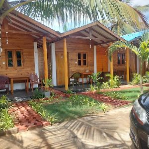 Hotel Dots Bey Beach Cabana Uppuveli Trincomalee Exterior photo