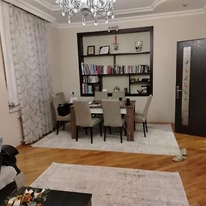 House With 3 Bedrooms,1 Living Room And A Kitchen In Bakikhanov District, Near Tolkuchka Bakú Exterior photo