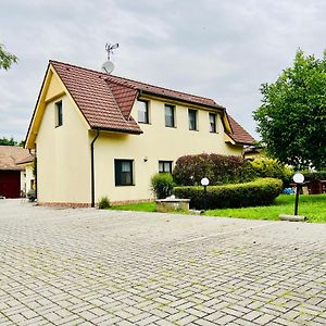 Hotel Penzion Hurka Pardubice Exterior photo