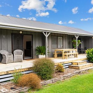 The Artisans Rest - Matakana Village Holiday Home Exterior photo