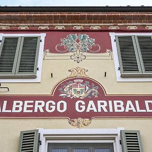 Albergo Ristorante Garibaldi Cisterna dʼAsti Exterior photo