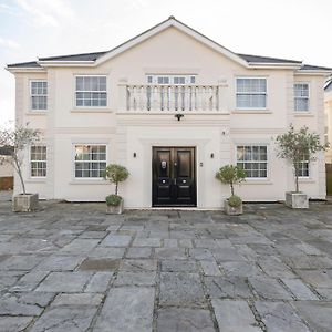 Luxurious 8 Bedroom Chigwell Mansion With Event Hall And Cinema Exterior photo