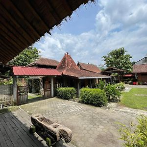 Saka Homestay Boutique & Cafe Magelang Exterior photo