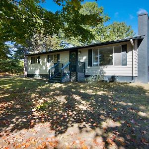 Peaceful 4-Bed Getaway Across From Clam Lake Villa Bellaire Exterior photo