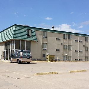 Sunflower Inn In Hutchinson Exterior photo