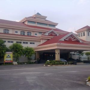 Hotel Orna Golf And Country Club Kampong Gapam Exterior photo