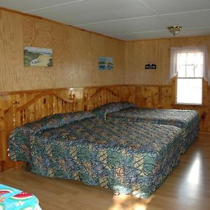 Channel Waterfront Cottages Weirs Beach Room photo