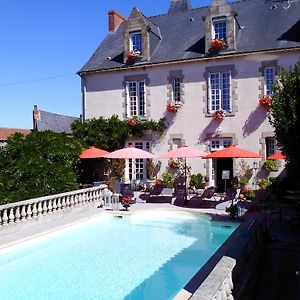 Le Petit Chateau - Tiffauges Proche Puy Dufou Bed and Breakfast Exterior photo