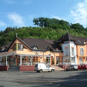 Hotel Galcsik Fogadó Salgótarján Exterior photo