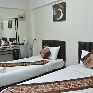Nawarat Resort & Serviced Apartment Bangkok Room photo