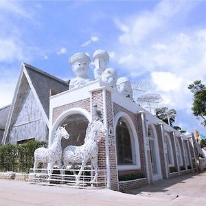 I Am Chiangrai White Brick Villa Chiang Rai Exterior photo