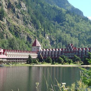 Hotel Three Valley Lake Chateau Revelstoke Exterior photo