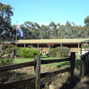 Gunyah Valley Retreat Hostal Goornong Exterior photo