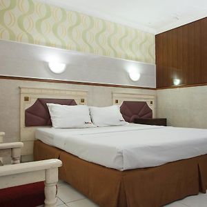 Hotel Reddoorz Near Tunjungan Plaza Surabaya Exterior photo