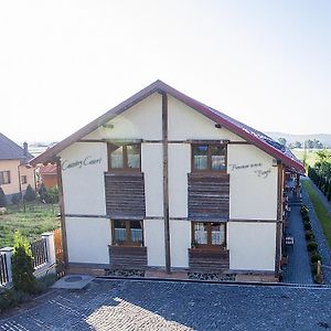 Country Court Bed and Breakfast Curteni Exterior photo