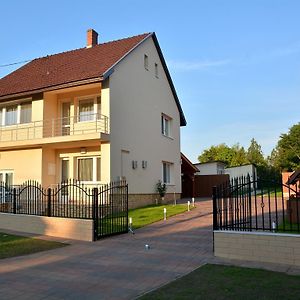 Hotel Molnár Vendégház Ujfeherto Exterior photo