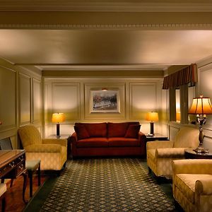 Royal Scot Hotel & Suites Victoria Exterior photo
