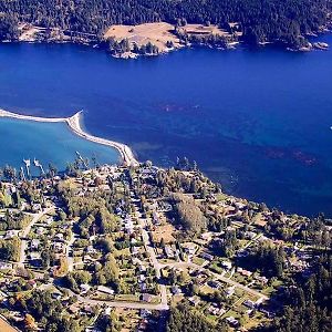 Salty Towers Ocean Front Cottages Sooke Exterior photo