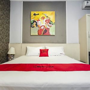 Hotel Reddoorz Near Ciputra World Surabaya Exterior photo