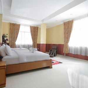 Imelda Hotel - Waterpark - Convention Padang  Exterior photo
