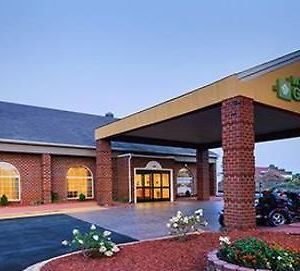Hotel Wyndham Garden Grand Rapids Airport Exterior photo