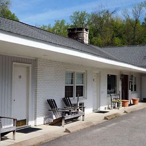 Inn At Iron Masters Lakeville Exterior photo